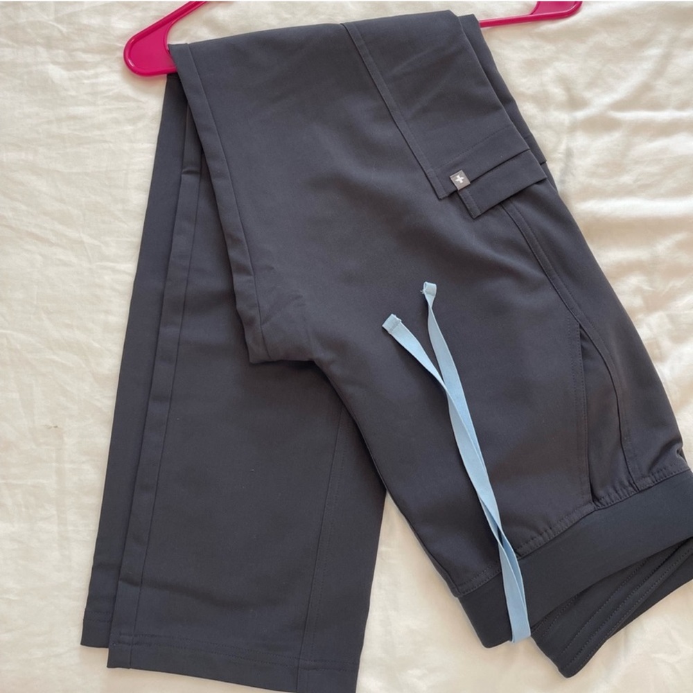 BNWOT FIGS CHARCOAL AXIM CARGO SCRUB PANTS MEM BRAND NEW UNUSED